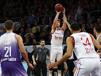 Lucca Staiger (beim Wurf) versenkte im bislang letzten Duell mit den Göttingern am 17. Januar sechs Dreier und war mit 22 Punkten bester Korbschütze beim deutlichen 113:92-Erfolg der Bamberger. Foto: Daniel Löb