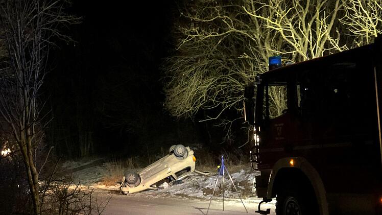 Ein 79-j&auml;hriger Mann ist am Montag im Landkreis Kitzingen bei einem Verkehrsunfall gestorben. Er kam mit seinem Auto von der Stra&szlig;e ab. Foto: News5/Patzak