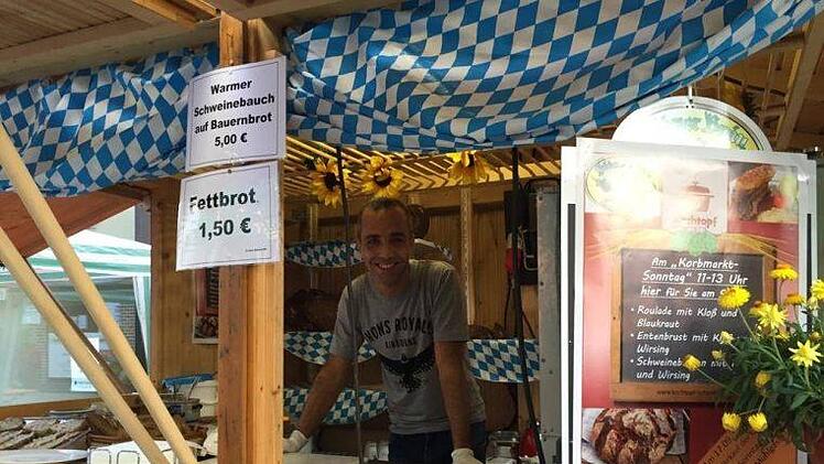 Vincent Garni, Schwiegersohn von Angela Dütsch, als Helfer im Stand.Katrin Dütsch