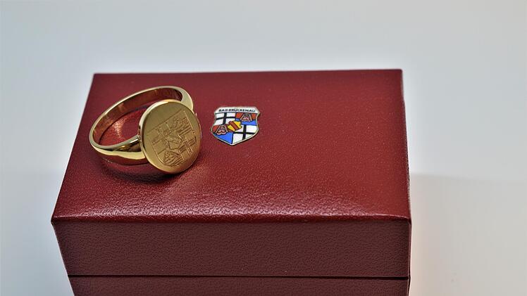 Der Ring mit dem Stadtwappen kommt in eine besondere Schatulle. Foto: Herbert Becher