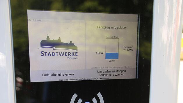 Die Stadtwerke verlangen f&uuml;rs Tanken an  ihren E-Lades&auml;ulen (hier P&ouml;rbitscher Weg) Geld von den Autofahrern.