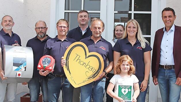 Ludwig Zwosta, Manfred S&uuml;nkel, Initiator Matthias Anlauf, Thomas Lang, Gerhard Popp, Elke Stadelmann, Katrin Bauer mit Tochter Marie und B&uuml;rgermeister J&ouml;rg Neubauer (von links) freuen sich &uuml;ber die Spende.