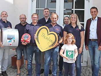 Ludwig Zwosta, Manfred S&uuml;nkel, Initiator Matthias Anlauf, Thomas Lang, Gerhard Popp, Elke Stadelmann, Katrin Bauer mit Tochter Marie und B&uuml;rgermeister J&ouml;rg Neubauer (von links) freuen sich &uuml;ber die Spende.