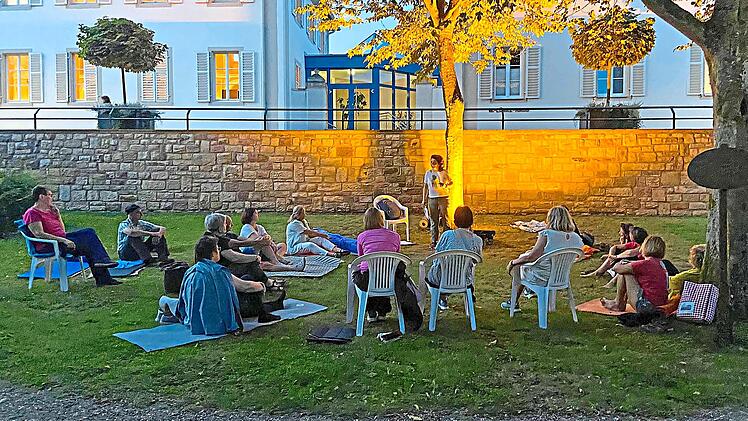 Bei der Bad Bockleter Nacht der Gesundheit erwartet die Besucherinnen und Besucher ein vielf&auml;ltiges Angebot an kostenfreien Gesundheitskursen unter freiem Himmel.  Staatsbad & Touristik Bad Bocklet GmbH /Linda Voll