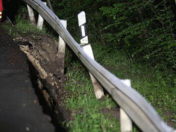 Ein ganzer Hang ist am Samstagabend an der LIF7 zwischen Hausen (Bad Staffelstein) und Weingarten abgerutscht. Foto: News5 / Herse