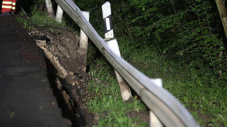 Ein ganzer Hang ist am Samstagabend an der LIF7 zwischen Hausen (Bad Staffelstein) und Weingarten abgerutscht. Foto: News5 / Herse