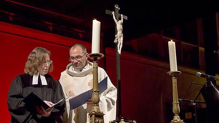 Pfarrerin Gertrud Göpfert und der katholische Dekan Roland Huth bei der Christvesper im Hof der Ehrenburg.