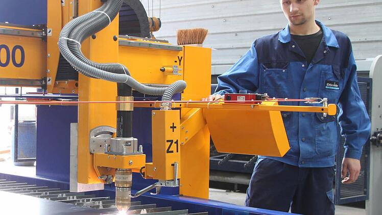 Die Plasmaschneide-Anlage demonstriert Yury Ryabov. Foto: Jürgen Gärtner