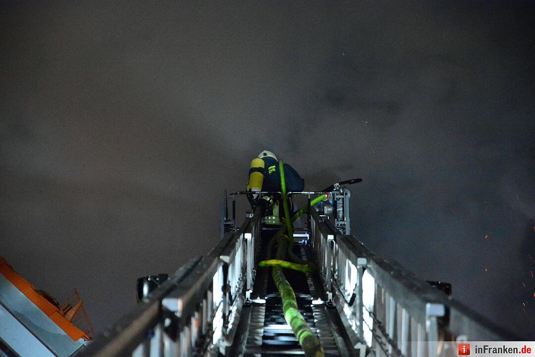 Neugebautes Wohnhaus steht nach Blitzeinschlag lichterloh in Flammen
