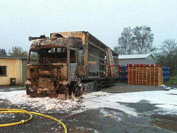Am Tag danach: Der Lkw, den der Angeklagte angezündet haben soll, brannte völlig aus - der Sachschaden lag bei über 100.000 Euro. Foto: Feuerwehr Neustadt