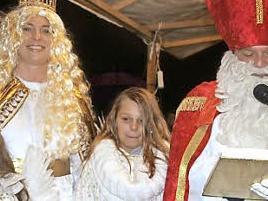 Christkind Angelika Backens (2. v. l.) hatte diese Rolle bereits vor 25 Jahren schon einmal inne.  Foto: Thomas Weichert