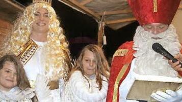 Christkind Angelika Backens (2. v. l.) hatte diese Rolle bereits vor 25 Jahren schon einmal inne.  Foto: Thomas Weichert