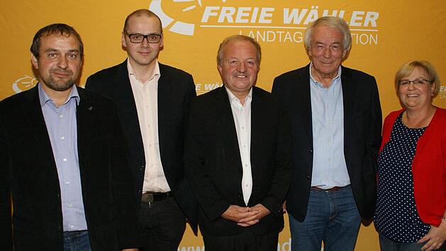 Zum Thema TTIP und Ceta informierten die Freien Wähler in Rentweinsdorf. Unser Bild zeigt von links den Vorsitzenden der UWG Rentweinsdorf Matthias Sperber, den Fachreferenten für Bundes- und Europaangelegenheiten der FW-Fraktion Karl Ilgenfritz, MdL Hans-Jürgen Fahn, Prof. Heribert Schmitz und die stellvertretende FW-Vorsitzende im Landkreis Haßberge Sabine Weinbeer. Foto: privat