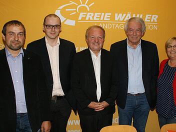 Zum Thema TTIP und Ceta informierten die Freien Wähler in Rentweinsdorf. Unser Bild zeigt von links den Vorsitzenden der UWG Rentweinsdorf Matthias Sperber, den Fachreferenten für Bundes- und Europaangelegenheiten der FW-Fraktion Karl Ilgenfritz, MdL Hans-Jürgen Fahn, Prof. Heribert Schmitz und die stellvertretende FW-Vorsitzende im Landkreis Haßberge Sabine Weinbeer. Foto: privat