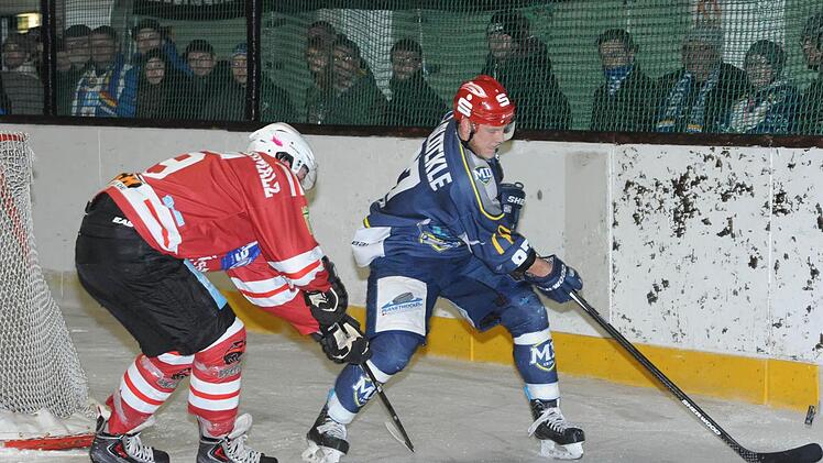 Kissingens Simon Eirenschmalz (links) wird im Derby gegen die Mighty Dogs, hier mit Maximilian Rabs, wegen seiner Sperre zwar fehlen. Gegen Dingolfing darf der Verteidiger aber wieder auflaufen, was aufgrund des akuten Verteidiger-Mangels auch bitter notwendig ist. Foto: Hopf