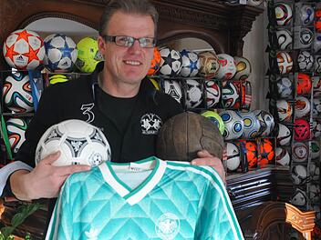 Stolz ist Drummer auf das Original-Trikot von Thomas Berthold (WM 1990 in Italien) aus dem Halbfinale, als Deutschland durch ein 4:3 im Elfmeterschießen England bezwang.  Fotos: Leo Hühnlein
