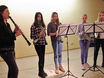 Riesenbeifall gab es für die Klarinettistinnen Hanna Schlick, Laura Steiner, Michelle Suffa, Jule Renner und Julia Fischer, die mit "Colors of the Wind" begeisterten.  Foto: Gerd Fleischmann