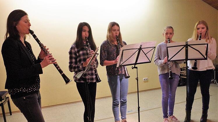 Riesenbeifall gab es für die Klarinettistinnen Hanna Schlick, Laura Steiner, Michelle Suffa, Jule Renner und Julia Fischer, die mit "Colors of the Wind" begeisterten.  Foto: Gerd Fleischmann