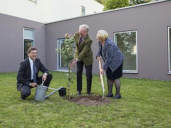 Franz Graf von Harnoncourt, Geschäftsführer Malteser Deutschland gGmbH und der Klinik von Weckbecker (links), Geschäftsführerin Stefanie Hündgen und Rudolph Freiherr von Ketteler pflanzten einen Apfelbaum.  Foto: Friedmann Rieker