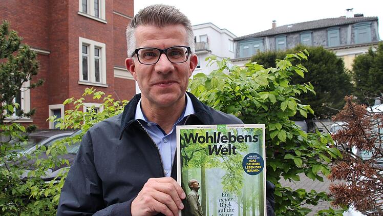 Heiko Gerlicher mit der ersten Ausgabe der neuen GEO-Sonderreihe  "Wohllebens Welt". Das Coverfoto stammt von ihm.Foto: Oliver Schmidt