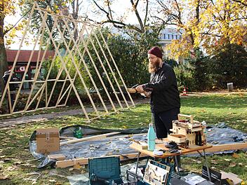 Der K&uuml;nstler Robert Enderwitz wird den Weg, der durch den Park f&uuml;hrt, ein St&uuml;ck weit illuminieren. Foto: Mirjam Stumpf