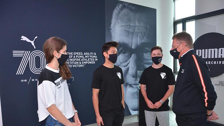 Personalchef Dietmar Knöß (rechts) spricht mit Rebecca Kreis, Kevin Kühlert und Oliver Eyßelein (von links).