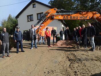 Im Beisein von Kreisräten, Polizeileiter Matthias Schuhbäck, Verantwortlichen von Landratsamt, Markt Küps und Baufirma nahmen sie den Spatenstich vor. Mit Spaten von links: Landrat Klaus Löffler, Bürgermeister Bernd Rebhan, Markus Albrecht und Volker Wündisch  Foto: K.- H. Hofmann