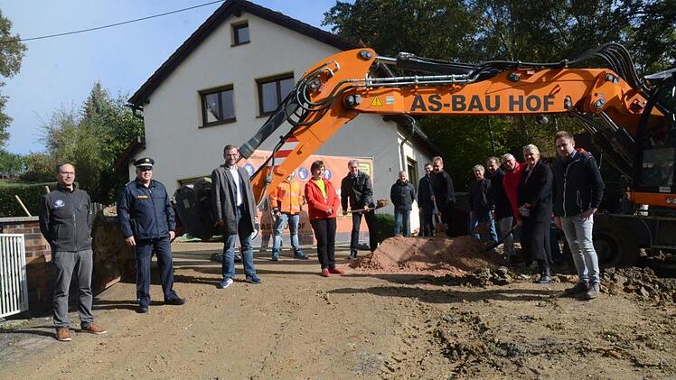 Im Beisein von Kreisräten, Polizeileiter Matthias Schuhbäck, Verantwortlichen von Landratsamt, Markt Küps und Baufirma nahmen sie den Spatenstich vor. Mit Spaten von links: Landrat Klaus Löffler, Bürgermeister Bernd Rebhan, Markus Albrecht und Volker Wündisch  Foto: K.- H. Hofmann