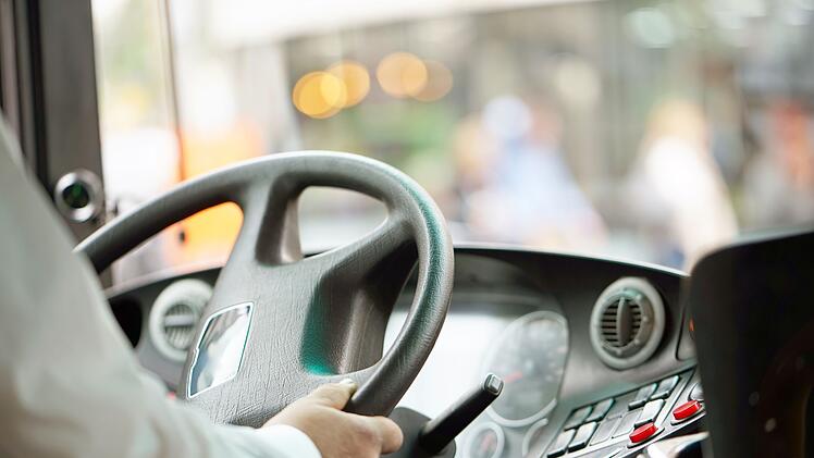 Die Arbeit hinter dem Steuer ist ein Knochenjob. Fahrerinnen und Fahrer werden h&auml;nderingend gesucht.