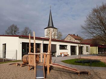 Das Gebäude steht: Die neue Kinderkrippe in Untersteinbach kann übergeben werden (dahinter ist die Kirche St. Vitus).  Foto: Helmut Kistner