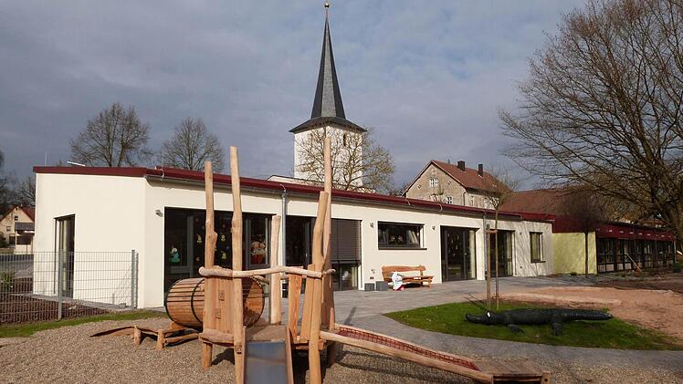 Das Gebäude steht: Die neue Kinderkrippe in Untersteinbach kann übergeben werden (dahinter ist die Kirche St. Vitus).  Foto: Helmut Kistner