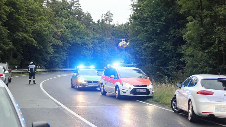 Aus Bayreuth flog der Rettungshubschrauber an. Er landete mitten auf der Abfahrt in Richtung Altenstein, ansonsten wäre die Schneise zu eng und gefährlich gewesen. Foto: Ralf Kestel
