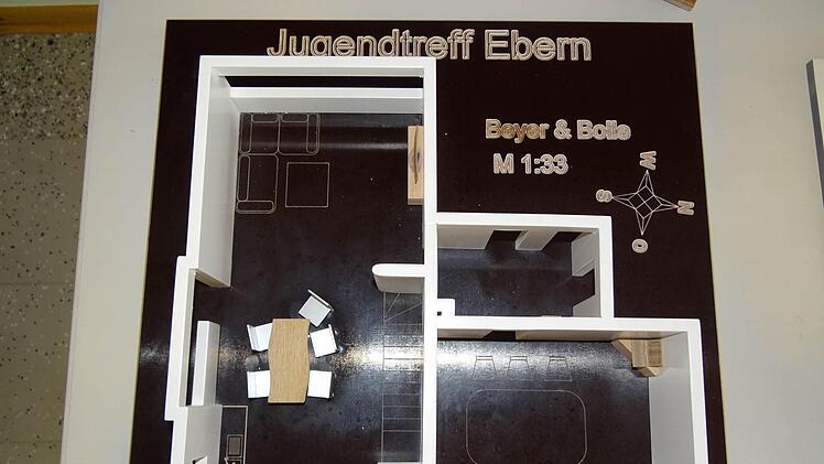 Eine Küche ohne Wand: Dieses Modell besticht durch den großen und offenen Aufenthaltsraum mit integrierter Küche. Die Wand zum Eingangsbereich wurde dabei entfernt. Philipp Arnold findet dieses Konzept durchaus mutig und notiert es sich.