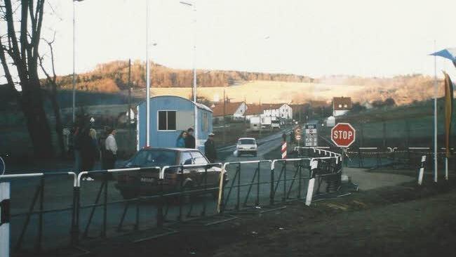 Der neue Grenzübergang Fladungen nach der Grenzöffnung im November 1989.