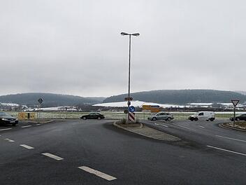 Das Hinweisschild fürs McDonald's-Schnellrestaurant weist bereits heute den Weg zu einem möglichen Konkurrenten der Fast-Food-Kette Kentucky Fried Chicken. Sollte die Ansiedlung alle Hürden nehmen, entsteht die Filiale an der Stelle des Anti-Stromtrassen-Banners (links). Foto: Werbner Reißaus