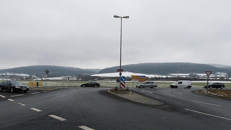 Das Hinweisschild fürs McDonald's-Schnellrestaurant weist bereits heute den Weg zu einem möglichen Konkurrenten der Fast-Food-Kette Kentucky Fried Chicken. Sollte die Ansiedlung alle Hürden nehmen, entsteht die Filiale an der Stelle des Anti-Stromtrassen-Banners (links). Foto: Werbner Reißaus