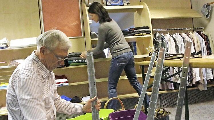 Erwin Horn baut Regale zusammen, während eingerichtet wird.   Foto: Josef Hofbauer