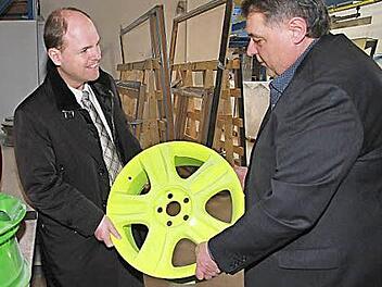 Betriebsleiter Martin Friepes (r.) zeigt MdL Michael Hofmann die neue geschlossene Pulveranlage.  Foto: Erlwein