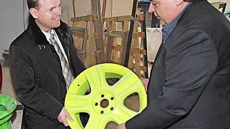 Betriebsleiter Martin Friepes (r.) zeigt MdL Michael Hofmann die neue geschlossene Pulveranlage.  Foto: Erlwein