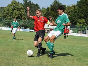 Keine Entfaltungsmöglichkeit bekommt auf unserem Bild Fuchsstadts Patrick Stöth (links) im Duell mit dem Riedenberger Abwehrmann Thomas Vorndran. Eine Szene, die durchaus stellvertretend ist für den Verlauf der 90 Minuten. Foto: Hopf