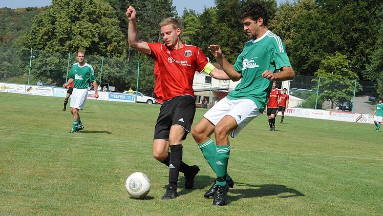 Keine Entfaltungsmöglichkeit bekommt auf unserem Bild Fuchsstadts Patrick Stöth (links) im Duell mit dem Riedenberger Abwehrmann Thomas Vorndran. Eine Szene, die durchaus stellvertretend ist für den Verlauf der 90 Minuten. Foto: Hopf