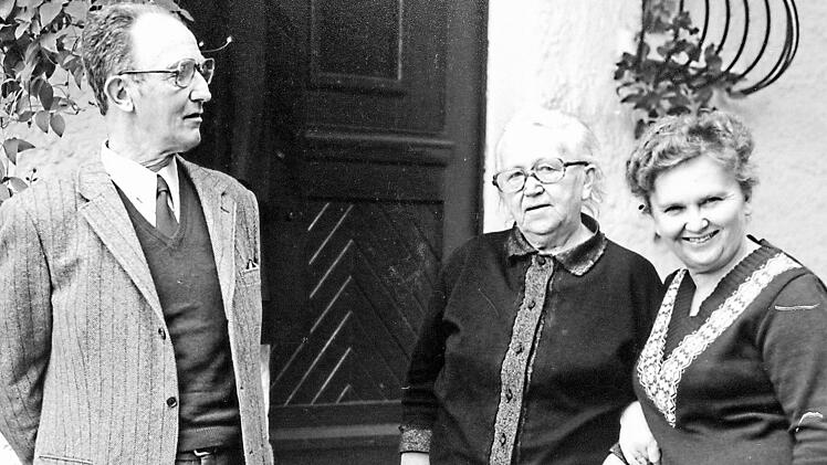 Willy und Hilde Schwarzer mit ihrer Mutter Marie Waas (1896 bis 1991) vor ihrem Berg-Café.
