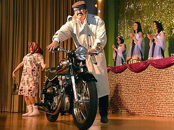 Meggi und Lorenz Höchemer und eine Horex auf der Bühne in Stangenroth. Fotos: Peter Rauch