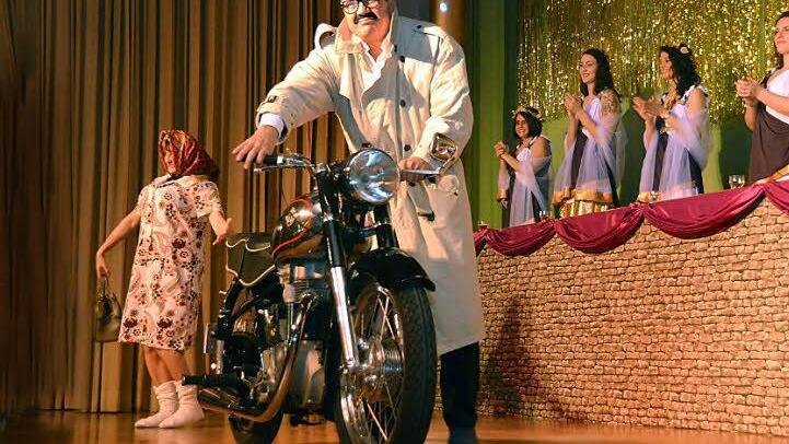 Meggi und Lorenz Höchemer und eine Horex auf der Bühne in Stangenroth. Fotos: Peter Rauch