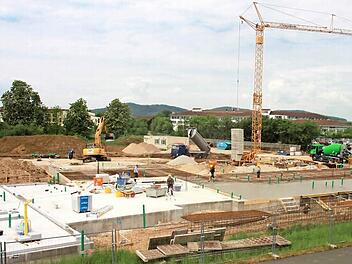Die Bodenplatten sind schon verlegt. Bis Mai 2017 soll es fertig sein, das neue Alten- und Pflegezentrum, das neben der Schön-Klinik (im Hintergrund) gebaut wird. Foto: Andreas Schmitt