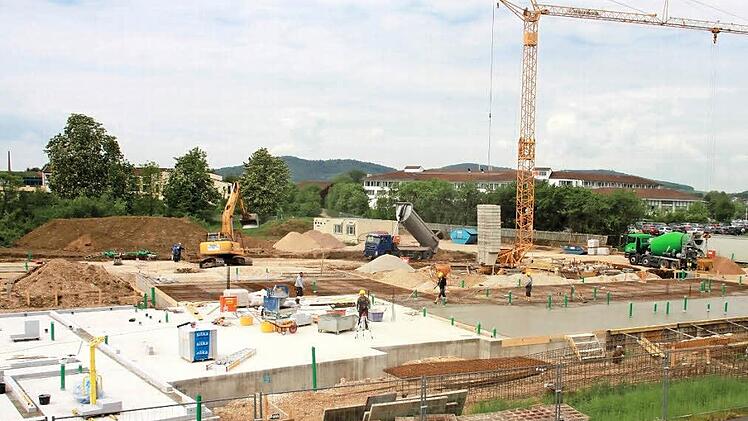 Die Bodenplatten sind schon verlegt. Bis Mai 2017 soll es fertig sein, das neue Alten- und Pflegezentrum, das neben der Schön-Klinik (im Hintergrund) gebaut wird. Foto: Andreas Schmitt