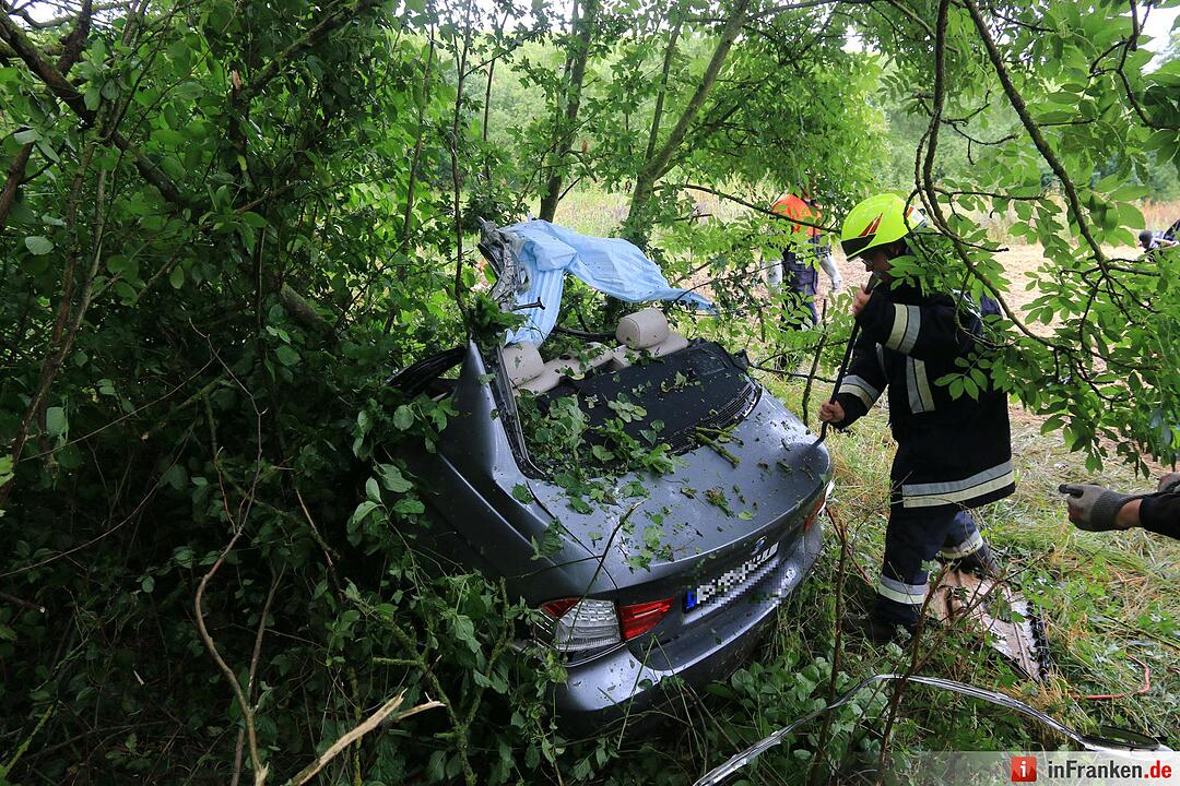 Fahrzeug bei Unfall in Frankenwinheim komplett zerstört