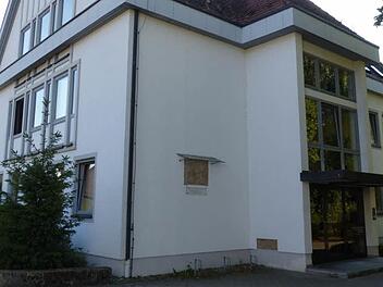 Das Untersteinacher Rathaus, Sitz der Verwaltungsgemeinschaft, wird mit Mitteln aus dem KIP-Programm energetisch saniert. Zugestimmt hat die Gemeinschaftsversammlung am Mittwoch zudem, dass die Gemeinde Untersteinach einen Portaltreppenlift bis ins Dachgeschoss einbauen darf.  Foto: Klaus-Peter Wulf