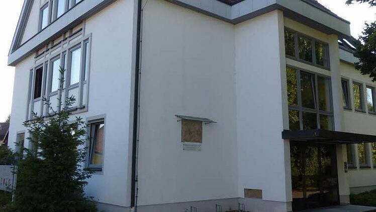 Das Untersteinacher Rathaus, Sitz der Verwaltungsgemeinschaft, wird mit Mitteln aus dem KIP-Programm energetisch saniert. Zugestimmt hat die Gemeinschaftsversammlung am Mittwoch zudem, dass die Gemeinde Untersteinach einen Portaltreppenlift bis ins Dachgeschoss einbauen darf.  Foto: Klaus-Peter Wulf