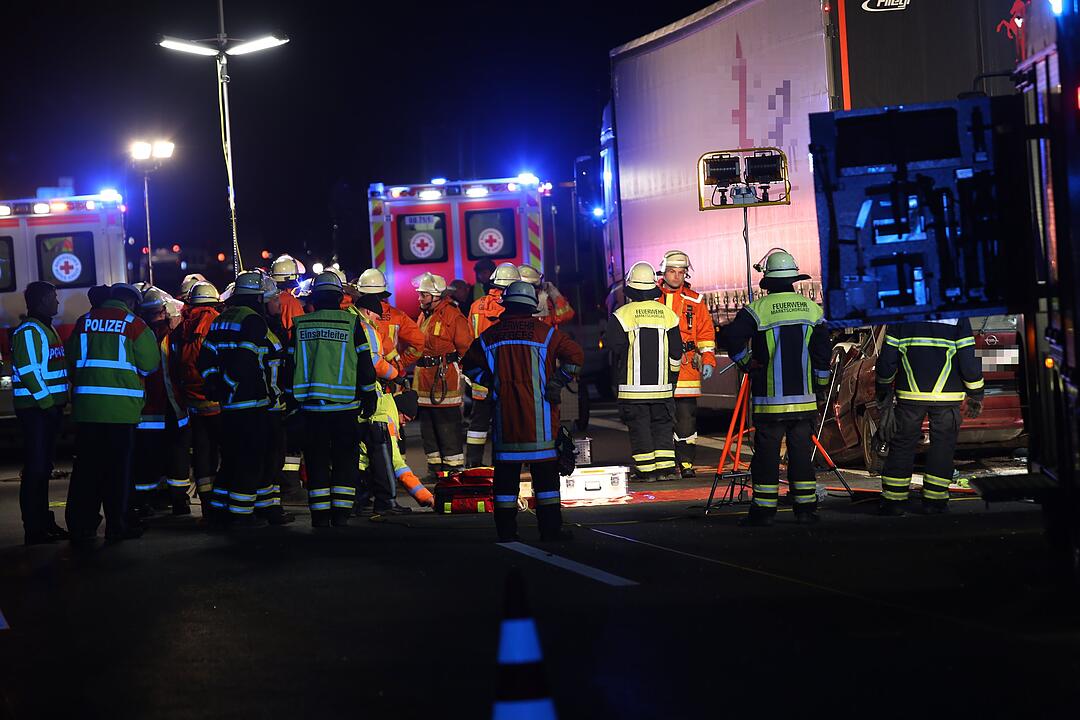 Tödlicher Unfall auf A9: Auto kracht in Lkw